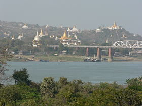 La colline de Sagaing et le pont d'Ava sur l'Irrawaddy
