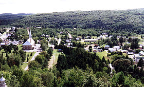 Village de Saint-Élie-de-Caxton du haut de la montagne du Calvaire.