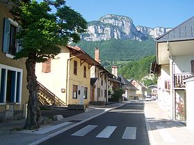 Une rue de la commune au pied du Mont Peney.