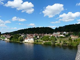 Le bourg de Saint-Capraise-de-Lalinde au bord de la Dordogne.