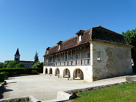 L'ancien presbytère et l'église de Saint-Front-de-Pradoux
