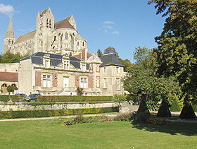 Vue de la mairie et de l'abbatiale