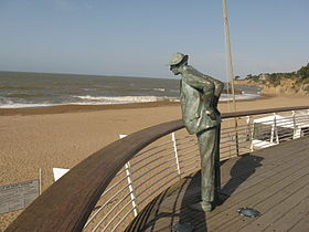 La plage et la statue de Monsieur Hulot