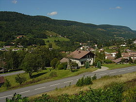 Saint-Maurice-sur-Moselle vu depuis les premiers lacets du col du Ballon d'Alsace