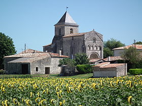 Le bourg de Saint-Palais-de-Phiolin, ramassé autour de son église romane.