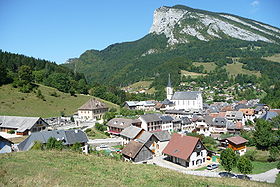 Saint-Pierre-d'Entremont depuis la montée vers le col du Cucheron