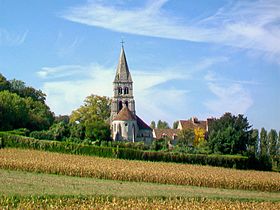 L'église romane Saint-Vaast, depuis l'est.