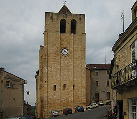 Le clocher-donjon de l'église Saint-Cyprien