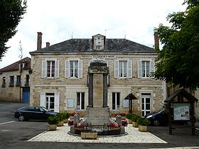 La mairie et le monument aux morts de Sainte-Orse