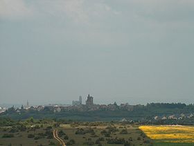 Vue du village avec le clocher de la cathédrale de Rodez en arrière-plan