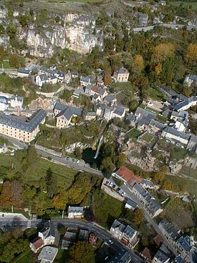 Commune de Salles-la-Source : vue de son bourg chef-lieu