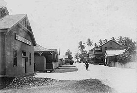 Scène d'une rue commerciale à Samarai en 1906