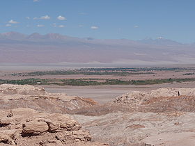 Vue de San Pedro de Atacama (zone verte) au bord du Salar d'Atacama