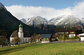 Vue du village autrichien de Sankt Gallenkirch, avec l'église dédiée à Saint Gall.
