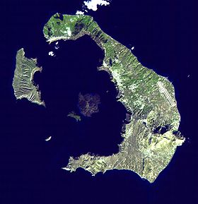 Image satellite de Santorin avec Thirassía à gauche.