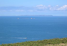 Les Pierres de Lecq (ou Paternosters) vues de Jersey en regardant vers Sercq. Les trois rochers visibles sont La Vouêtaîthe, La Grôsse, et L'Êtaîthe