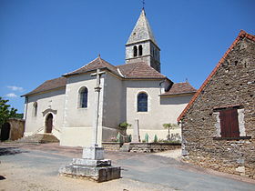 Église avec calvaire et monument aux morts