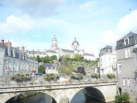 Le Vieux Pont sur l'Oudon ; au fond, l'église Ste Madeleine