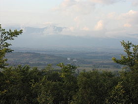 Vue panoramique de Kondželj, avec les monts Jastrebac dans les nuages