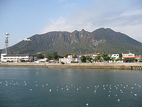 Vue de Shimabara dominée par le Mayuyama dont la forme en amphithéâtre est due à l'éruption de 1792 ; le mont Unzen proprement dit (mont Fugen) se trouve derrière la colline.