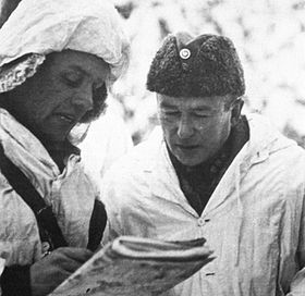 Hjalmar Fridolf Siilasvuo (à droite) recevant un rapport sur la situation des combats.