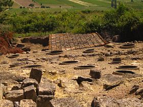 Vue des silos du site de l'oppidum d'Ensérune.