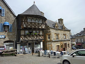Deux des plus vieilles bâtisses du centre-ville de Saint-Renan, en 2010