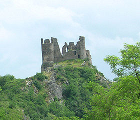 Château-Rocher vu depuis la rivière de la Sioule