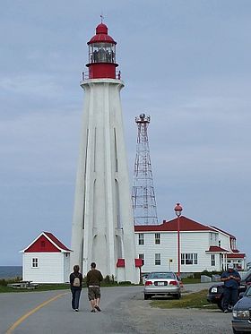 Vue du phare et des bâtiments de la station d'aide à la navigation de Pointe-au-Père