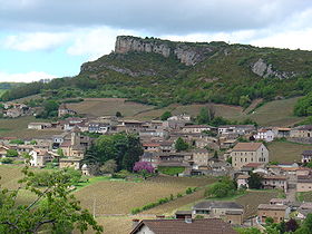 Le village de Solutré-Pouilly, au pied de la Roche de Solutré