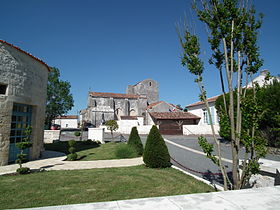 Le centre-bourg et l'église de Soulignonne