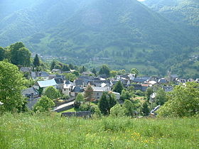 Le village de Burgalays domine la vallée de la Pique.