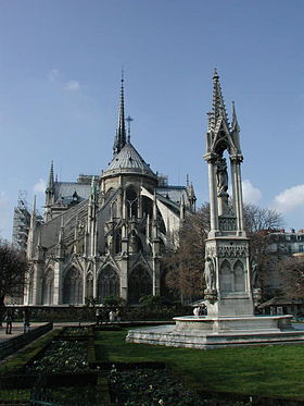La fontaine de la Vierge, au premier plan ; en arrière-plan, la cathédrale Notre-Dame.