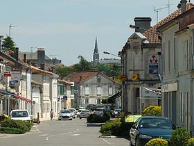 Rue principale en direction de La Roche-Chalais