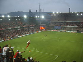 Stade de Sclessin du Standard de Liège; au fond, le haut-fourneau d'Ougrée et la colline du Sart-Tilman