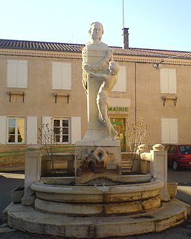 Statue de Claude Bernard sur la place centrale