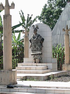 Statue d'un chef coutumier à Bana.jpg