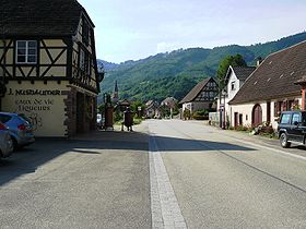Entrée du village de Steige avec la distillerie Nusbaumer et son alambic en cuivre martelé.