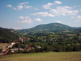 Le village de Stragari, avec vue sur le mont Ramaćski vis (813 m)