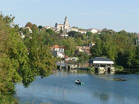 Vue de Saint-Simeux depuis le pont sur la Charente