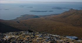 Les Summer Isles vues vers le sud-ouest depuis le Ben Mor Coigach : Tanera Mòr est la plus grande des îles sur la droite.