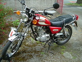 Suzuki GN125 red 01.jpg