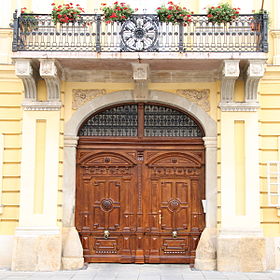 Entrée du palais épiscopal à Székesfehérvár.