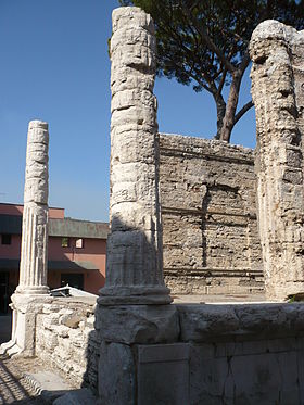 La façade du temple avec ses deux colonnes subsistantes