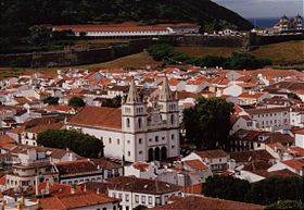 La Cathédrale de Terceira et la vieille ville d'Angra do Heroísmo en août 1998.
