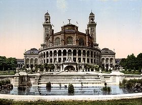 Le palais du Trocadéro pendant l'exposition universelle de 1900, vu depuis les jardins.