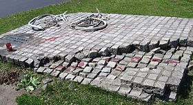 Une bicyclette détruite et les traces de chenille d'un char, monument à la mémoire des victimes de la répression de Tian'anmen à Wrocław, en Pologne.