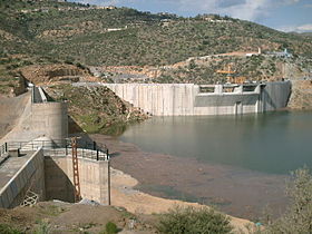Le barrage de Tichi-Haf, situé sur le territoire de la commune.