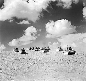 Formation de tanks Matilda en évolution dans le désert de Cyrénaïque.
