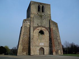 La tour carrée de l'abbaye de Saint Winoc